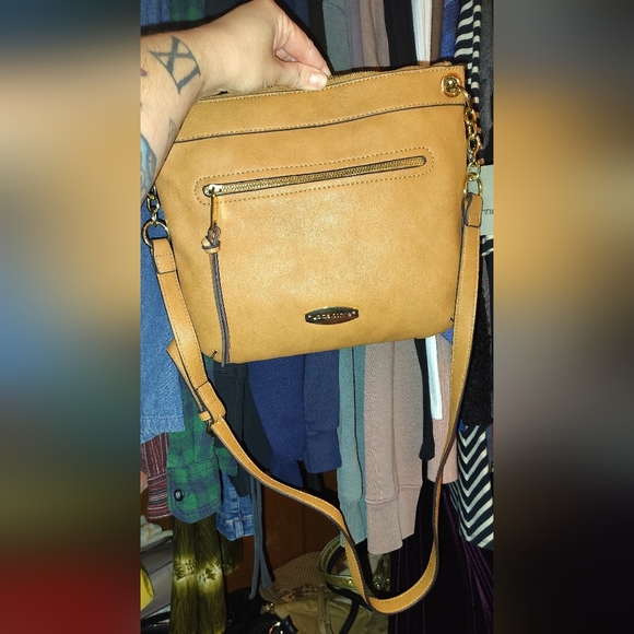 Liz Claiborne Handbags - Liz Claiborne Tan Crossbody Bag